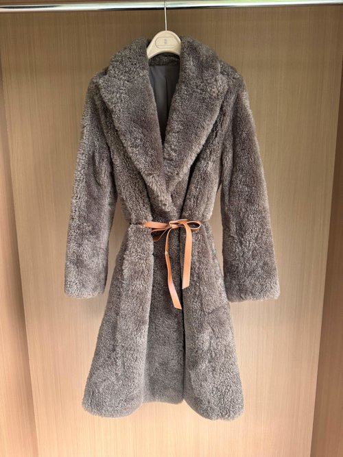 Brunello Cucinelli Luxurious Italian Goat Cashmere Fur: Soft, Warm and Exclusive