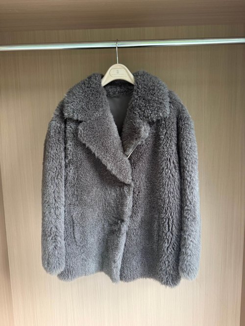 Brunello Cucinelli Luxurious 100% Cashmere One-Piece Fur with Good Warmth