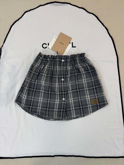 Miu Miu Detailed Pictures of Lovingly Detailed Charming Half-Skirt