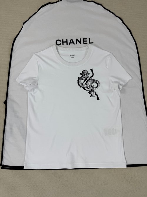 Hermes Comfortable Short-sleeved Shirt with Fine Details