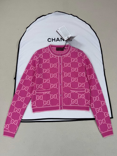 Gucci Chic Knit Cardigan with Distinctive Elements