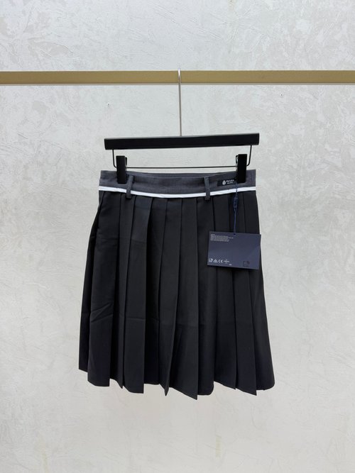 Prada Contrast Color Simple Skirt in White and Black