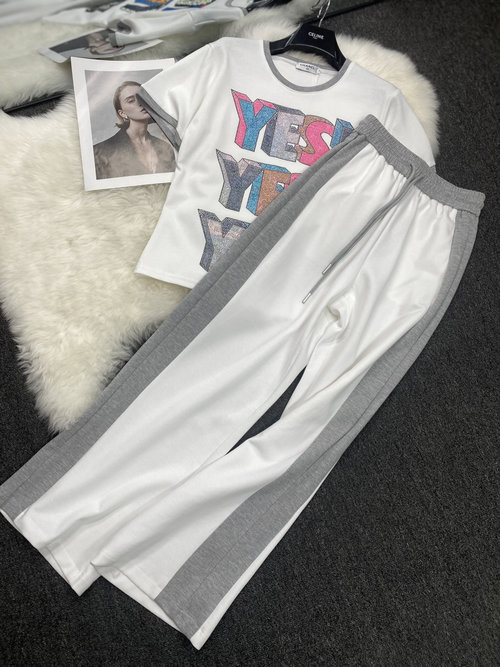 Chanel Spliced Short-sleeved Suit with Studded Design, Slimming and Versatile