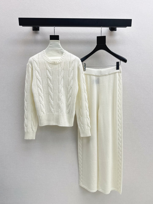 Loro Piana Elegant Cashmere Suit with Classic Round Neck, Stylish and Versatile