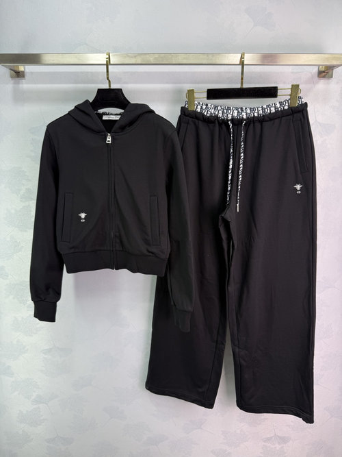 Dior Stylish Knit Ensemble for a Sophisticated Appearance