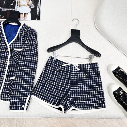 Valentino Checkered Knit Suit with Bow Collision Color Trim for Elegant Look