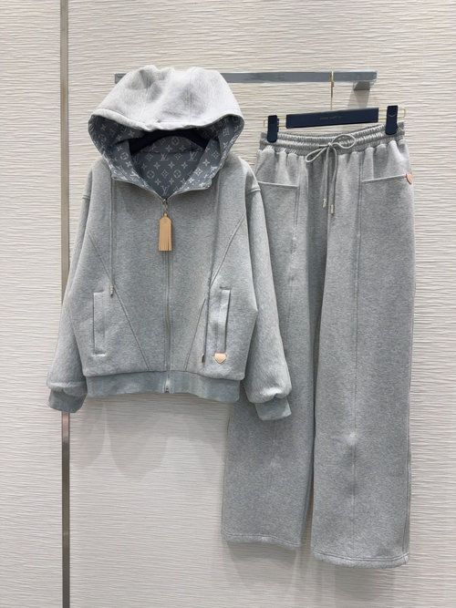 Louis Vuitton Double-sided Wearable Suit for a Slim and Stylish Appearance