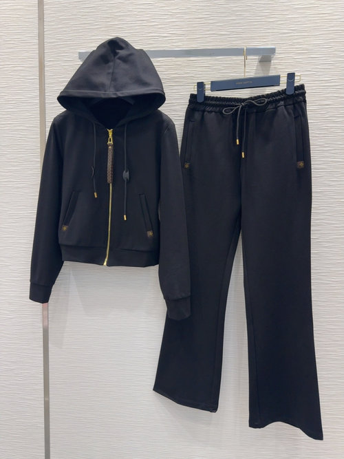 Louis Vuitton Elegant and Slimming Suit