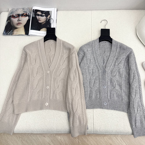 Max Mara Luxurious V-Neck Knit Cardigan Made of 80% Wool and 20% Cashmere