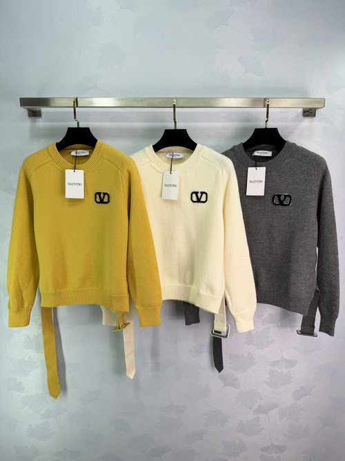 Valentino Custom Wool Yarn Round Neck Pullover Sweater with Letter V Pattern