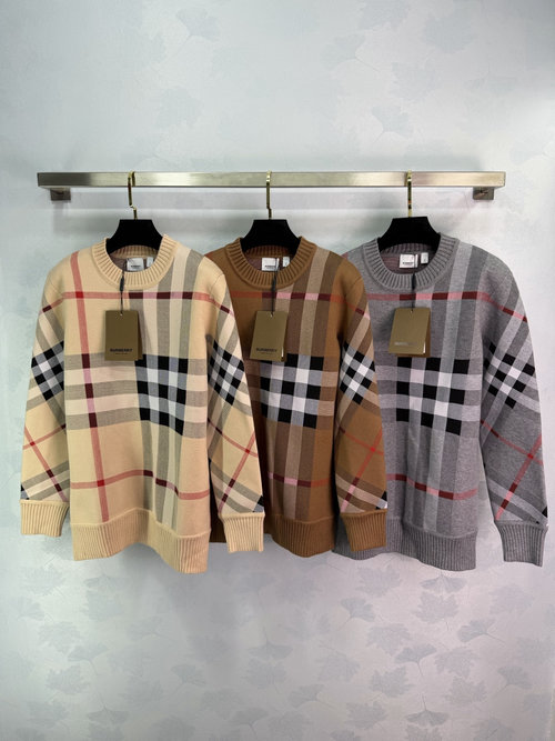 Burberry Classic Checkered Knit Sweater with Round Neck and Loose Fit