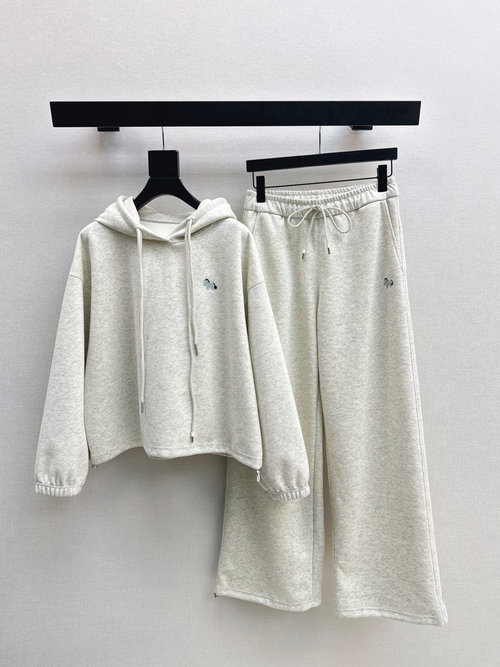 Thom Browne Stylish Embroidered-Badge Casual Suit Made of Comfortable Custom Fabric