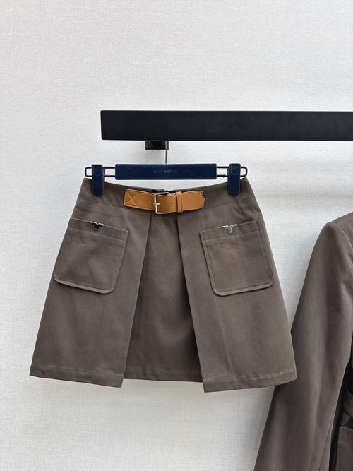 Louis Vuitton Elegant Pleated Skirt with Metal Four - Leaf Clover Accent to Match Blazer