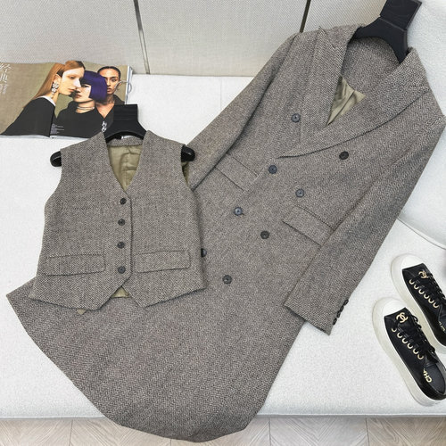 Max Mara Stylish Two-Piece Woolen Coat and Vest Set