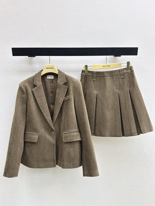 Miu Miu Sophisticated Suit Set with Single-row Button Blazer