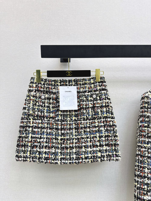 Chanel Chic Tweed Skirt with Striking 3D Cut