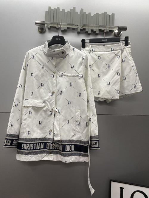 Dior Sophisticated Logo Suit: Unique Design, Premium Fabric