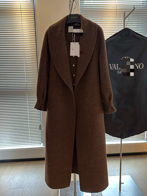 Valentino Sophisticated Two-Piece Cashmere Coat Crafted from Premium Imported Fabrics