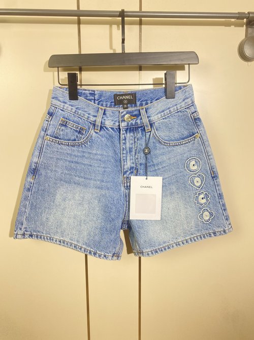 Chanel Chanel Beach Series: Jeans Combining Classic and Daily Styles