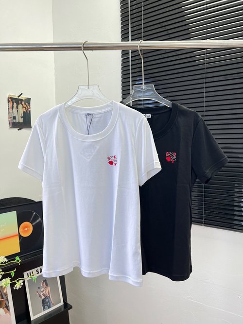 Loewe Elegant Cotton Short-Sleeve T-Shirt with Embroidered Heart Logo