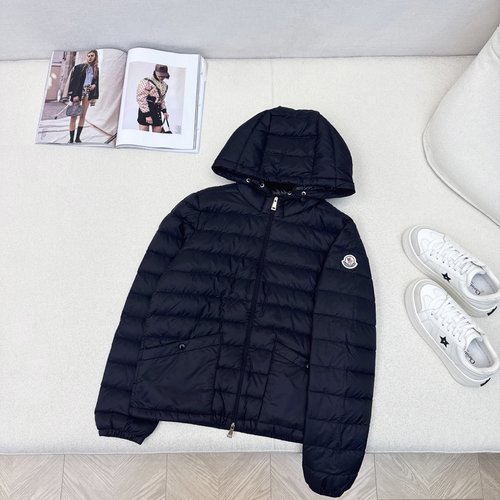 Moncler High-quality Lightweight Hooded Down Jacket with Distinctive Design and Premium Goose Down Filling