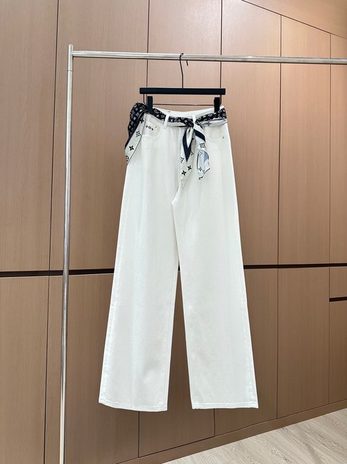 Louis Vuitton Designer s Scarf - Decorated Jeans, Graceful Look
