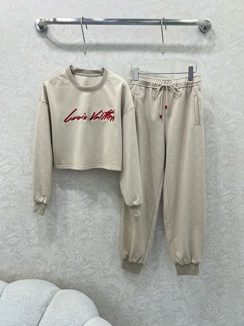 Louis Vuitton Casual Sports Set with Vintage Logo Print and Contrast Lines