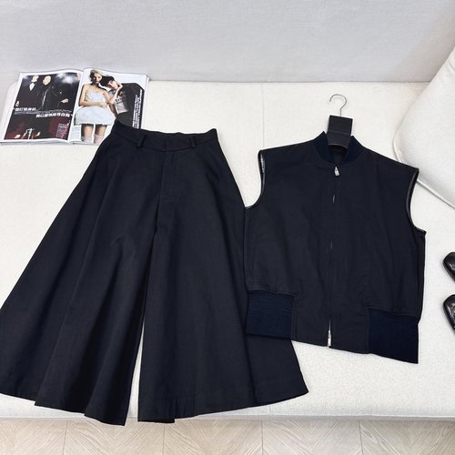 Bottega Veneta Loose Leather-Trimmed Vest and Skort Set with High Functionality