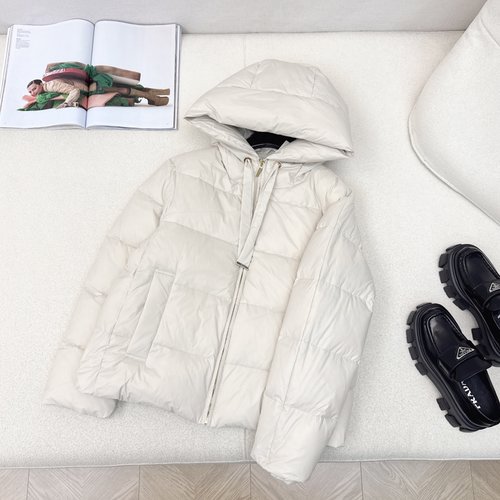 Max Mara Max Series Simple Short Hooded Down Jacket with Logo Emblem