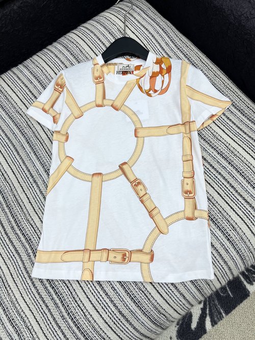 Hermes Printed Short Sleeve T-Shirt with Slimming Fit and Luxury Design