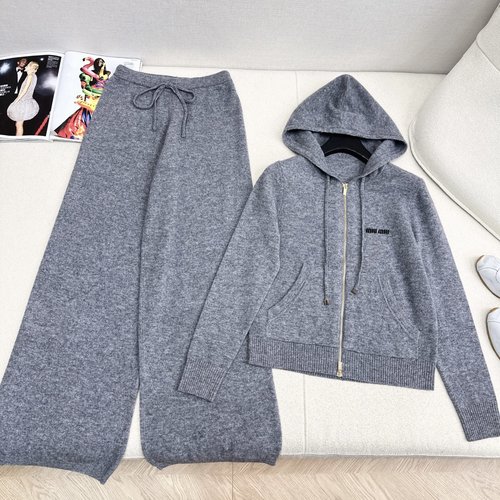 Miu Miu Miu Series Wool Casual Suit for a Sophisticated Look