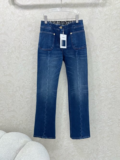 Chanel Elastic Jeans with Vintage Wash and Distinctive Details