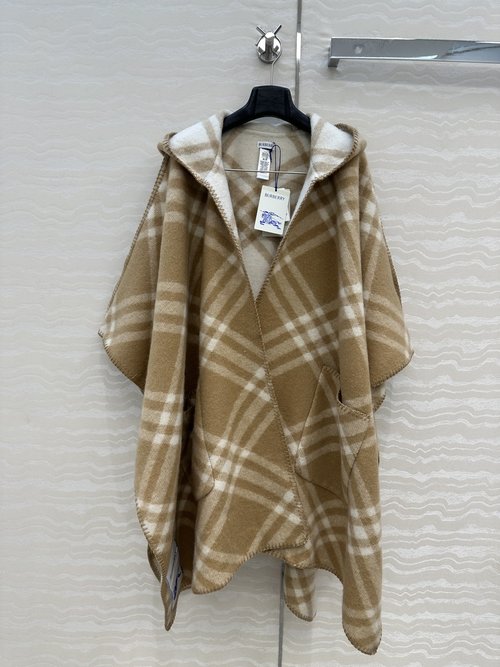 Burberry Exclusive Double-Sided Cashmere Scarf - Elegant and Warm Accessory