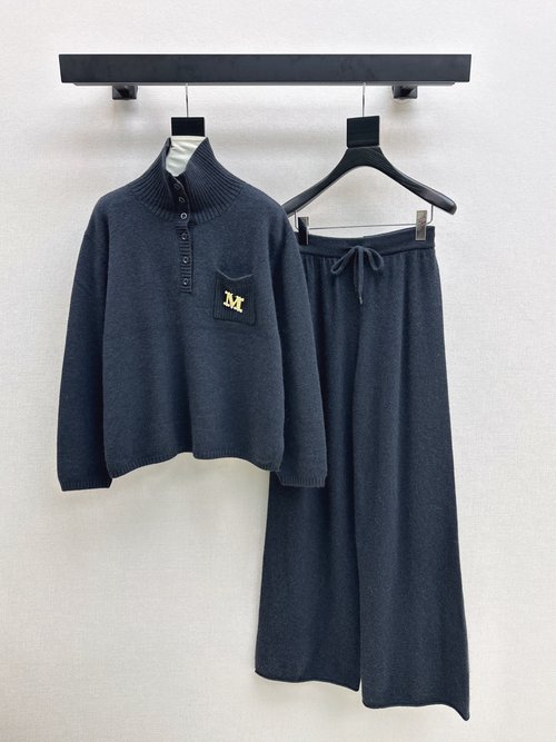 Max Mara Exclusive Knitted Suit, Refined and Versatile