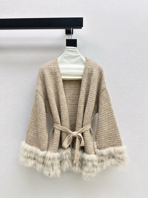 Fendi Fox Fur Collar Coat for a Comfortable and Stylish Look