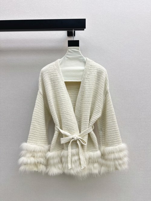 Fendi Fox Fur Collar Coat for a Comfortable and Stylish Look