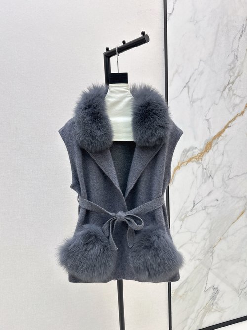Fendi Luxurious Fox Fur Collar Vest: Comfortable and Adaptable