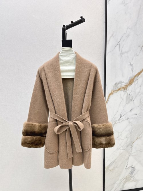 Fendi Soft and Well - fitting Mid - Length Sweater Coat with Rex Rabbits Fur
