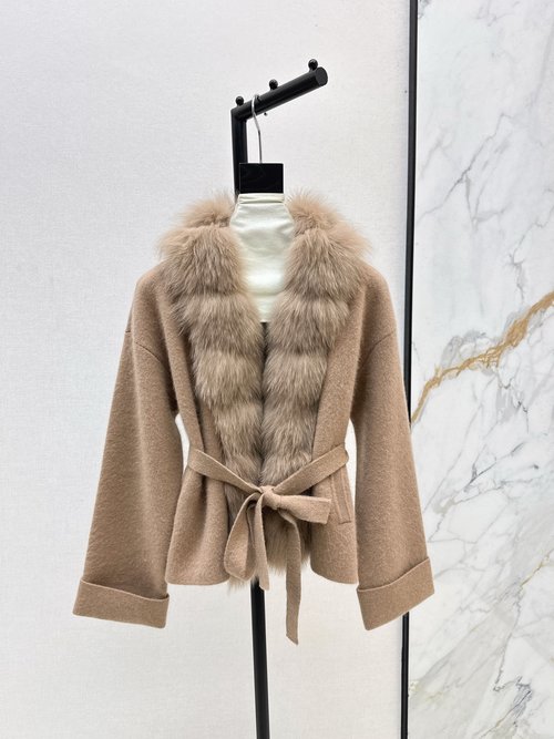 Fendi Luxurious and Warm Fox Fur Decorated Knit Coat