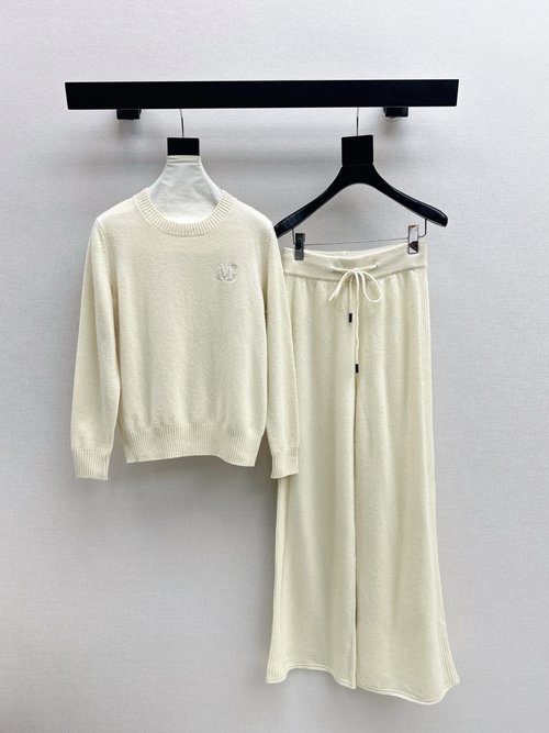 Max Mara Exclusive Knit Suit with Premium Wool Fabric