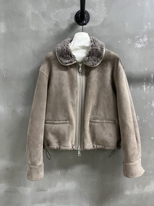 Miu Miu Classic Small Turned-Over Collar Fur and Leather Combination: Slimming and Stylish Appeal