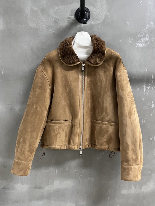 Miu Miu Classic Small Turned-Over Collar Fur and Leather Combination: Slimming and Stylish Appeal