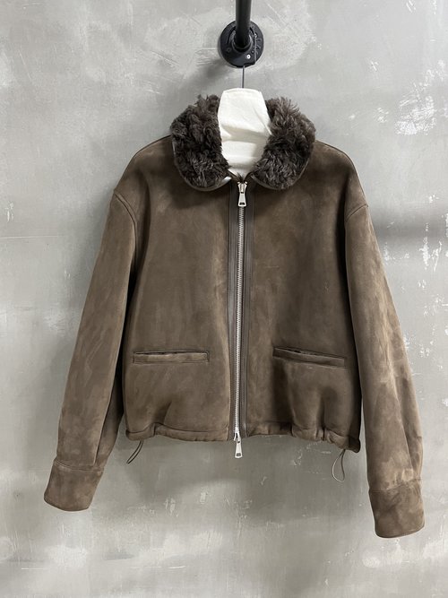 Miu Miu Classic Small Turned-Over Collar Fur and Leather Combination: Slimming and Stylish Appeal