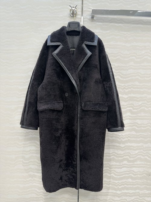 Max Mara Exclusive Premiere: Premium Fur Collar Coat with Artisanal Edges