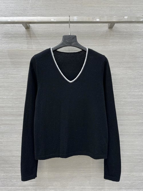 Brunello Cucinelli Exclusive Release: 100% Cashmere V-Neck Chain Base Top