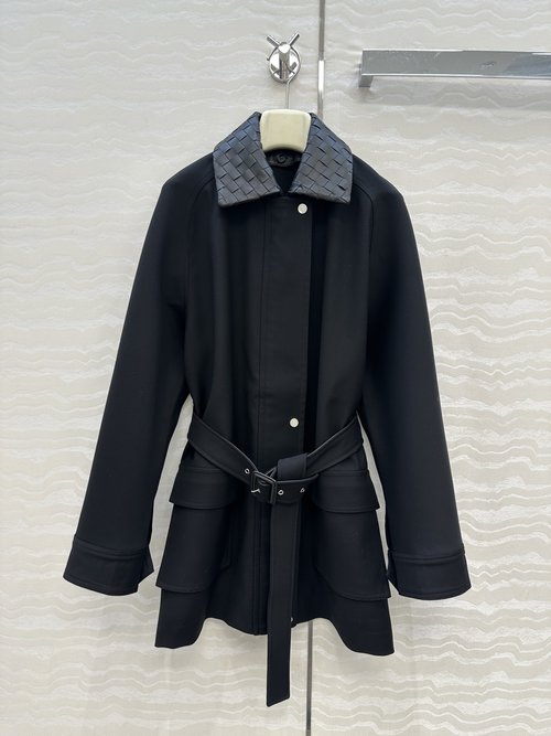 Bottega Veneta Exclusive High-end Barn-style Jacket with Detachable Sheepskin Collar