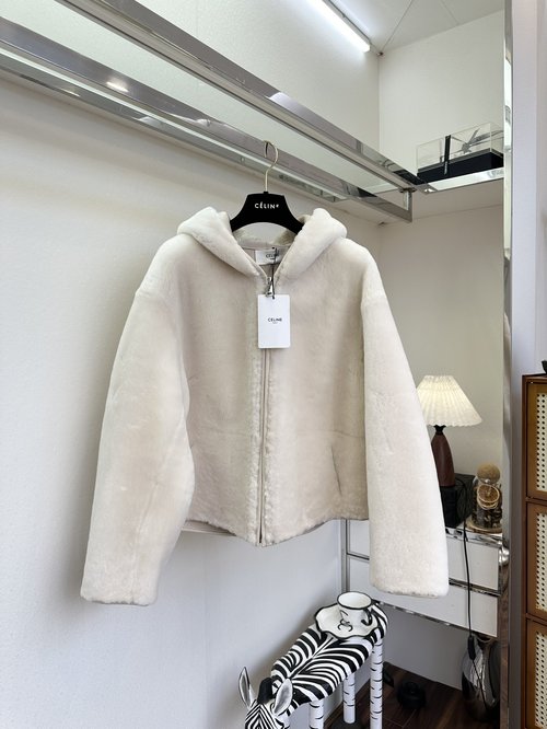 Celine Comfortable Merino Wool Fur Coat with Zip and Relaxed Style