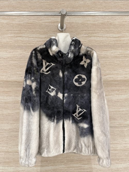 Louis Vuitton Classic Monogram Stand - Collar Mink Coat of High - End Style