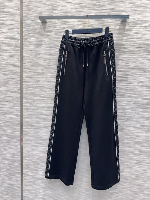 Louis Vuitton Double-Sided Jeans Suit with Unique Design and Rich Details
