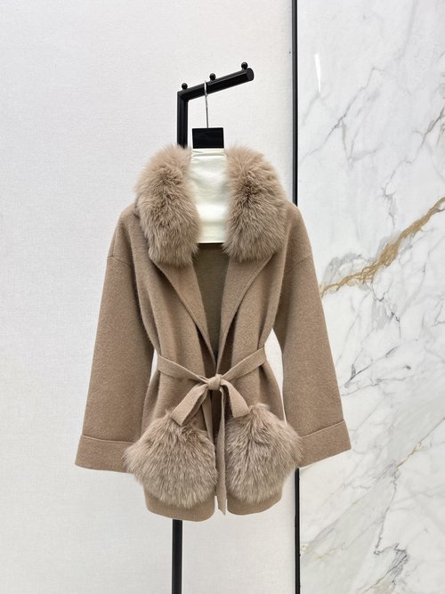 Fendi FD Explosive Single Series Fox Fur-Trimmed Knit Coat, Luxurious and Warm